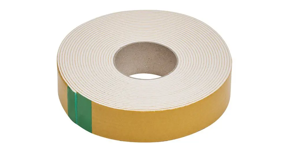 Selbstklebendes Dämmband in Rollenform, abgebildet mit gelber und grüner Kennzeichnung, geeignet für Kältemittelleitungen. Produkt von Vaillant.